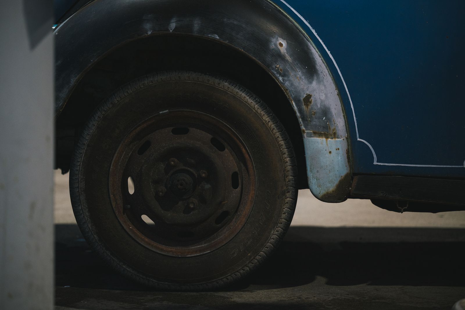 Carrosserie : réparer ou remplacer une aile rayée